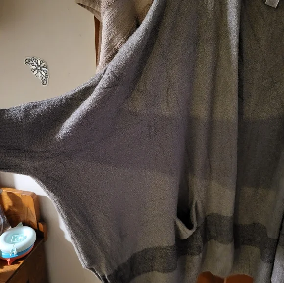 Barefoot dreams cozy cardigan.